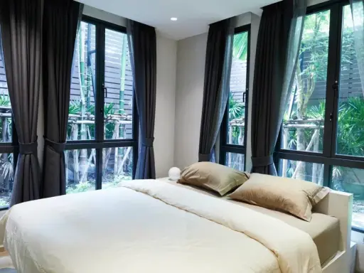 ให้เช่า Runesu Thonglor 5 แบบ 1 ห้องนอน 1 ห้องน้ำ มีต้นไม้เยอะ บรรยากาศร่มรื่น อยู่สบายไม่อึดัอด ห้ามพลาด