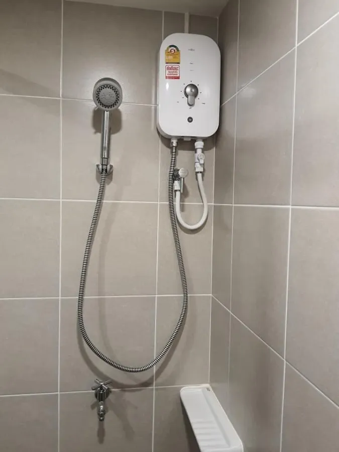 For rent Lumpini Ville Phatthanakan-Srinakarin. The city view is very beautiful. The room is nice and has wallpaper throughout the room. Don't miss it