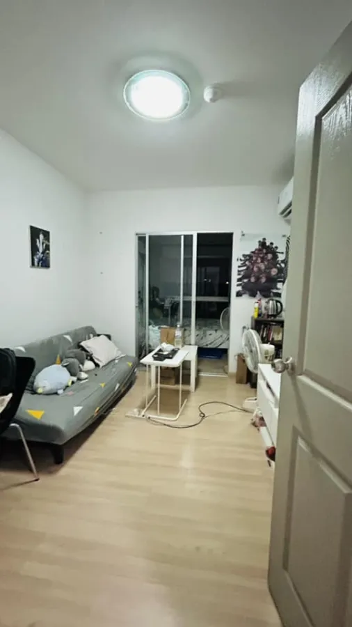 Condo for sale, The Kit Sukhumvit 113, white room, airy, comfortable, with furniture. Don't miss out, hurry and book now.