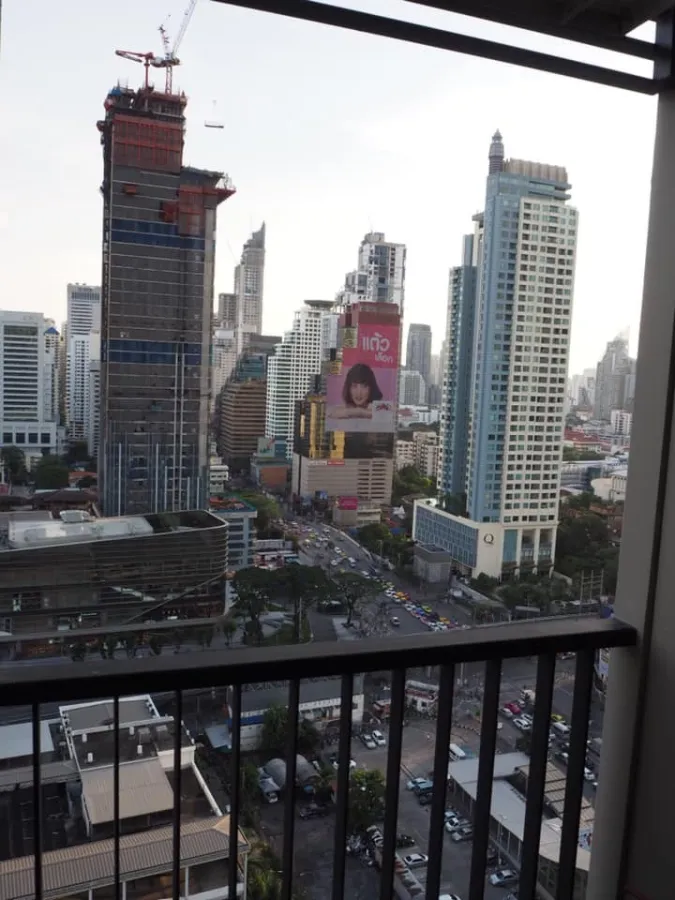 For rent Life Asoke high floor, great city view. Divide the room into proportions Complete set of furniture, good price, good like this, book now.