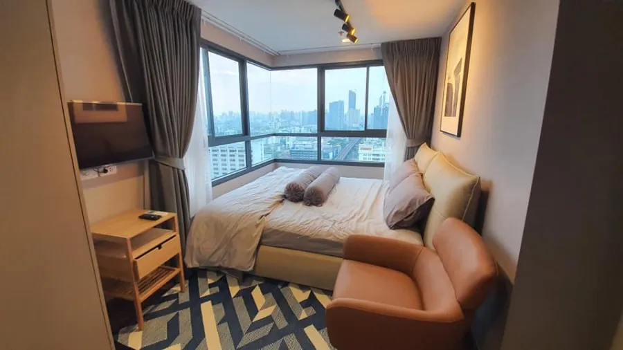 For rent: Ideo Sukhumvit 93, corner room, 22nd floor, open view of the city and river bend, branded furniture, book now.