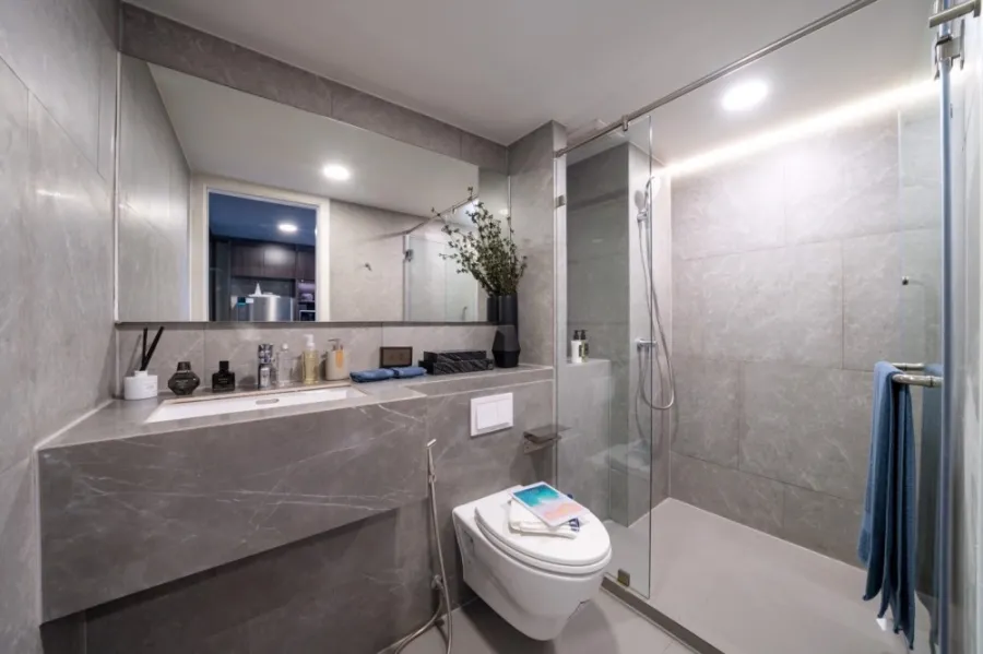 Down payment for sale, The Origin Plug and Play, Ramindra, city view, high ceilings, airy and comfortable. If interested, reserve now. ​