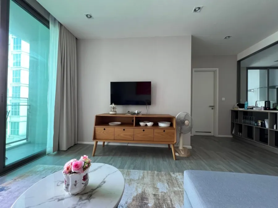 Urgent for rent !! Condo The Room Sukhumvit 69, fully furnished, good location, new decoration, close to shopping area, book now !!