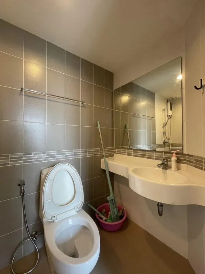 For sale, for rent, Lumpini Place Condo, Srinakarin-Hua Mak Station, 8th floor, corner room, very private, interested, hurry and book now.