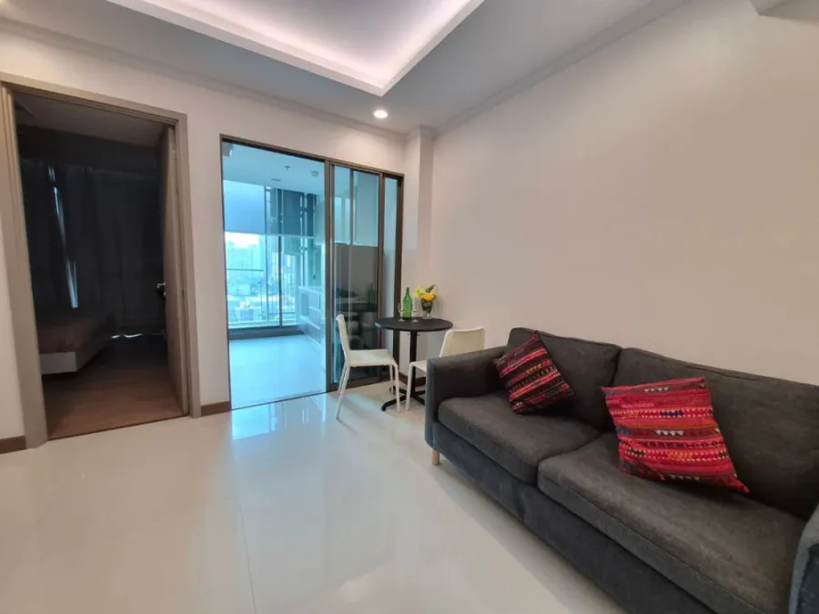 For rent: Supalai Oriental Sukhumvit 39. Spacious and comfortable room, fully furnished. Book now!