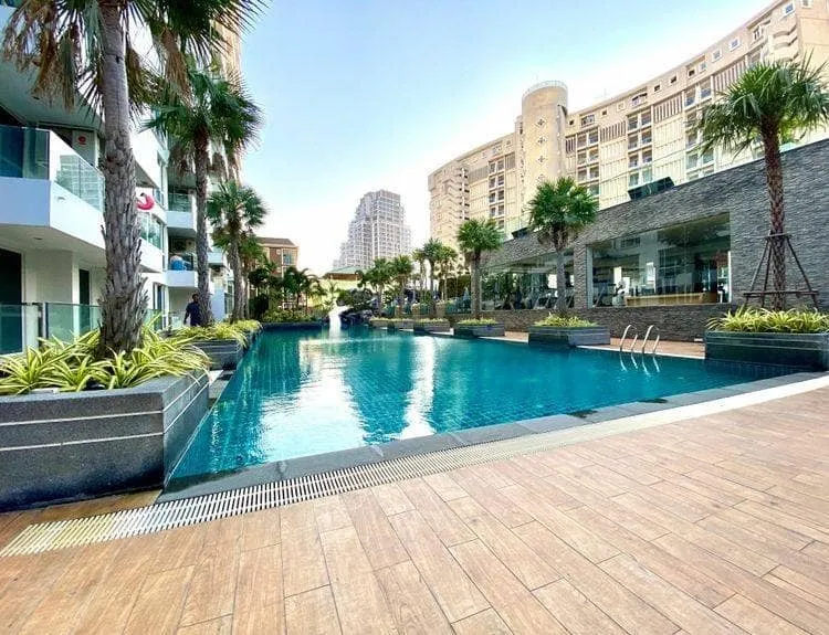 For sale: The Cliff (South Pattaya), studio room, quiet, pool and sea view. You can own it.