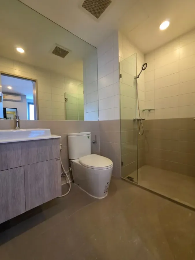 For rent: IDEO Q CHULA-SAMYAN. Enjoy comfortable living with a king-size bed and complete furnishings including high-quality appliances.