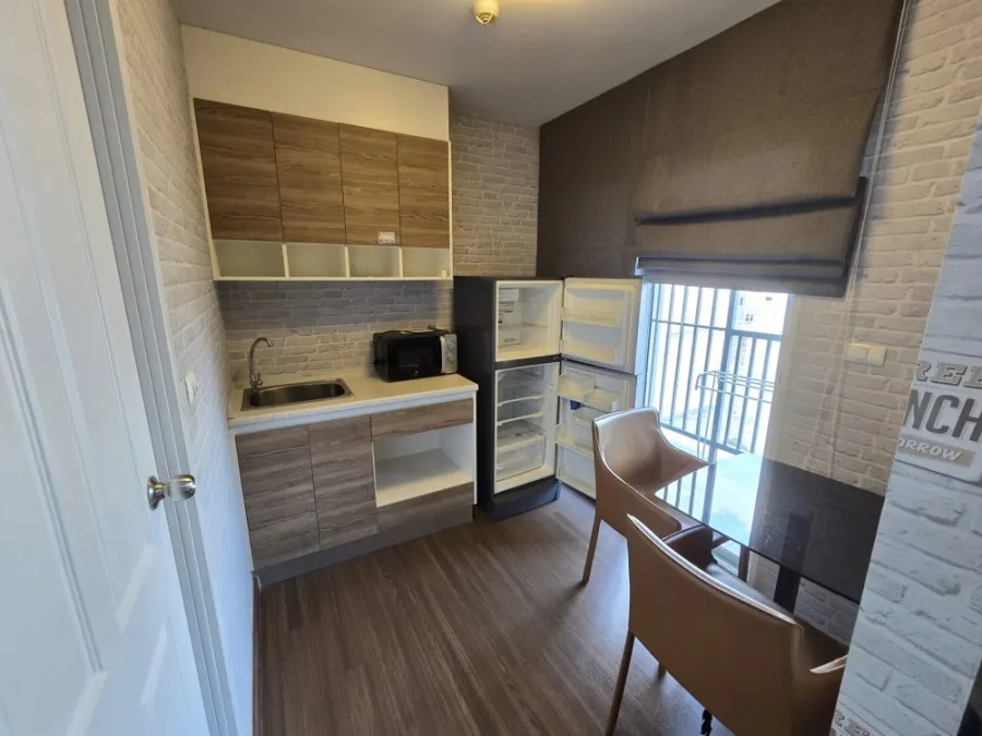 For rent: The Trust Condo Amata - Chonburi. The whole room is decorated with wallpaper. Very livable. Good high floor. Book now.