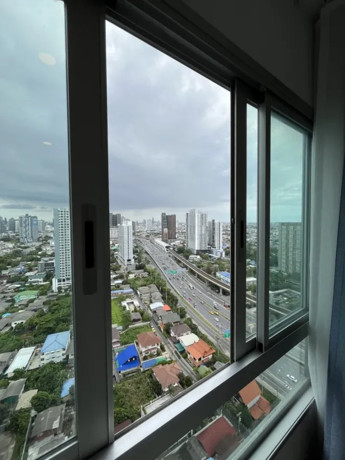 For sale/rent: Elio Sathorn-Wutthakat. A lovely unit in a great location with stunning city views from a high floor. Book now!