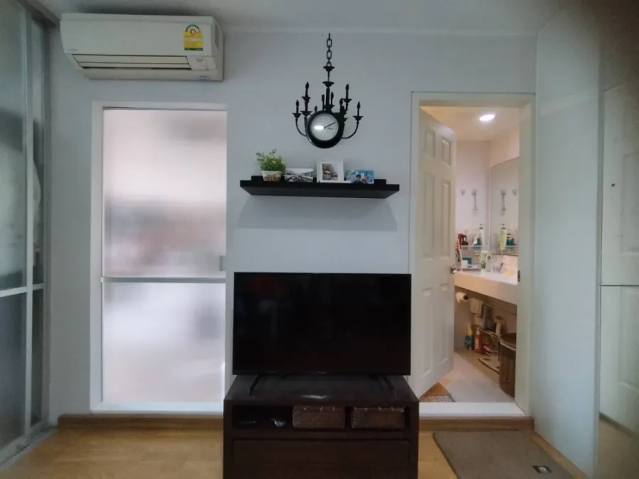Selling U Delight @ Huaykwang Station, high floor unit, fully furnished, spacious. Book now!