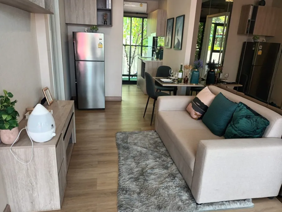 For rent: The Independent Condo Amata, fully furnished room. Complete with lots of furniture, good prices, reserve now.