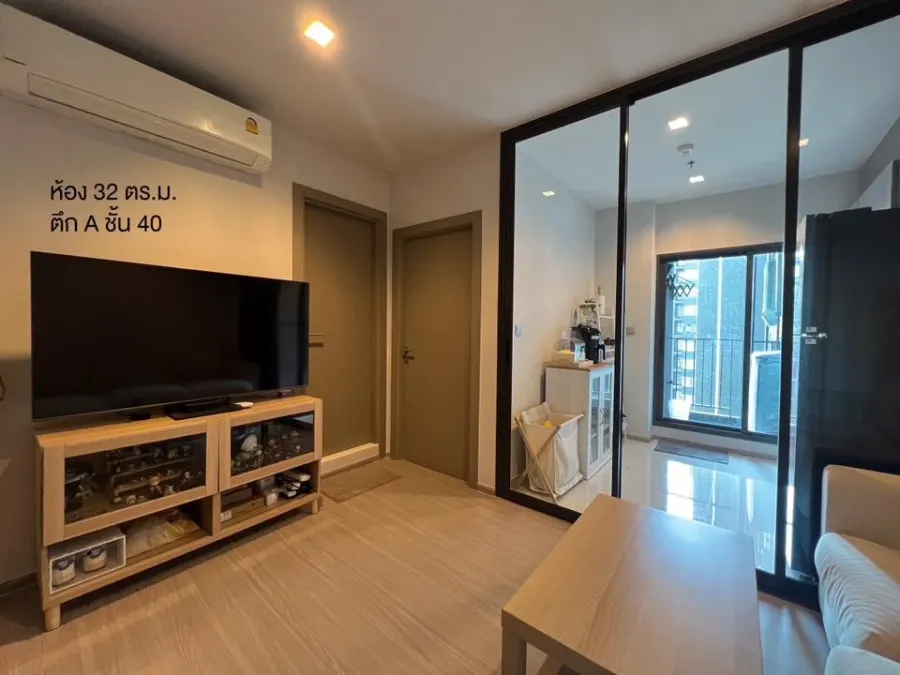For sale: Life Asoke-Rama 9, 40th floor, very high, great city view, fully furnished, move in now, don't hesitate.
