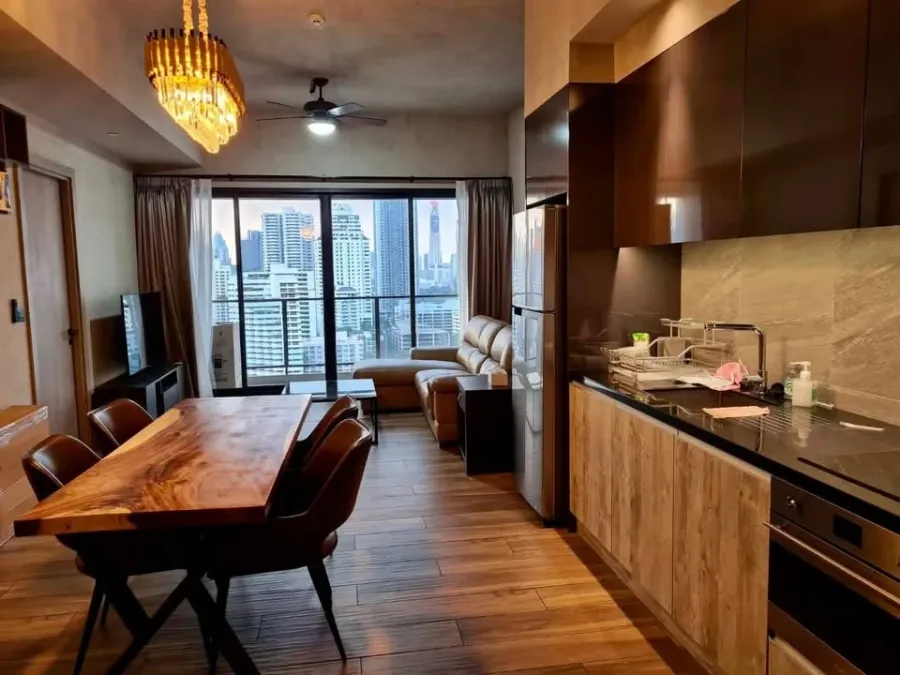 Selling The Lofts Asoke, 2 bedrooms, spacious living area, great location, fully furnished. Don't miss out!