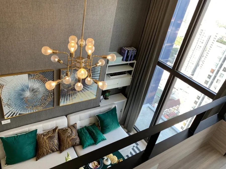 คอนโด ชีวาทัย เรสซิเดนซ์ อโศก (Chewathai Residence Asoke) ห้องสวยกึ่ง Duplex ชั้นสูง วิวสวย พร้อมอยู่ ฟรีอินเทอร์เน็ต!