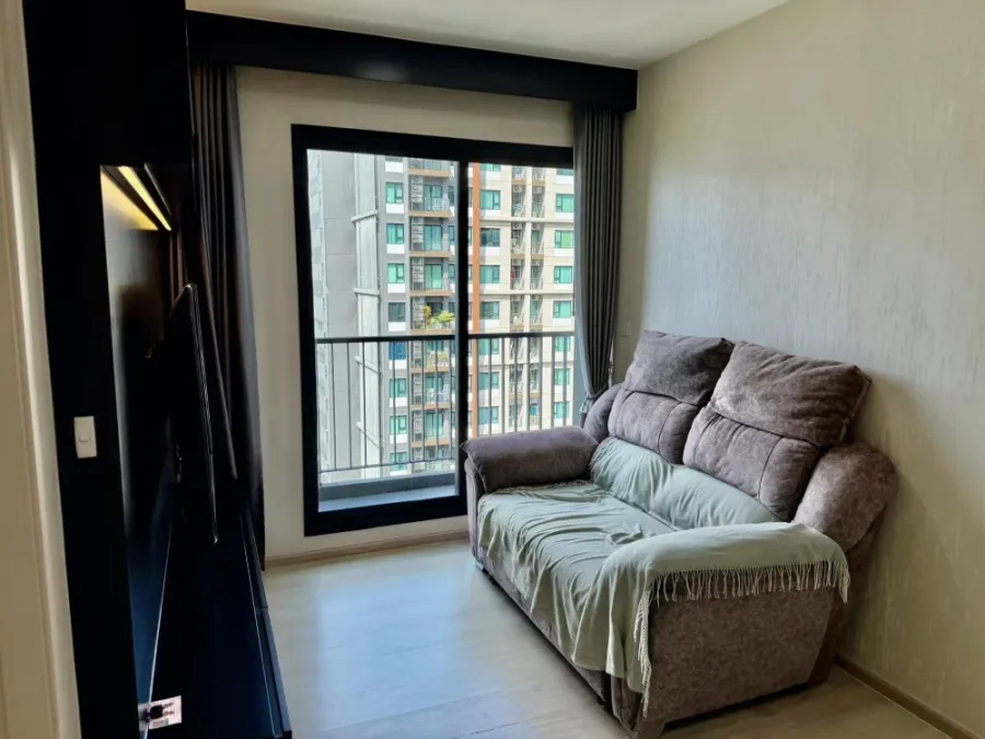 For rent: Life Asoke, 29th floor, fully furnished, nice room. If interested, hurry and reserve now. Don't miss out! Urgent!