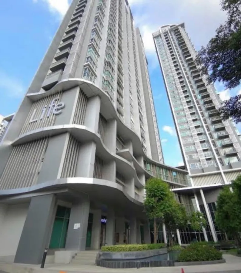 Condo for rent Life Ratchadaphisek, 2 bedrooms, 2 bathrooms, 8th floor, fully furnished with built-in furniture, don't miss it.
