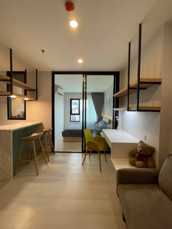 For rent: Life Asoke, 32nd floor, very high, facing north, cool all day, excellent built-in decoration, interested, reserve now.