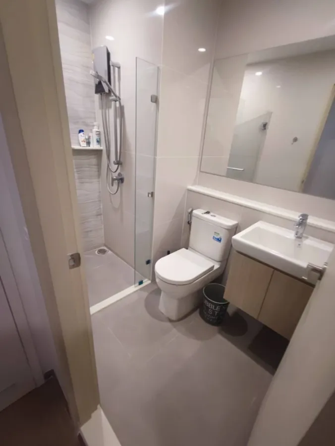 For rent: Life Rama 4 - Asoke, 16th floor, very good location, very spacious, hurry and reserve before it's gone.