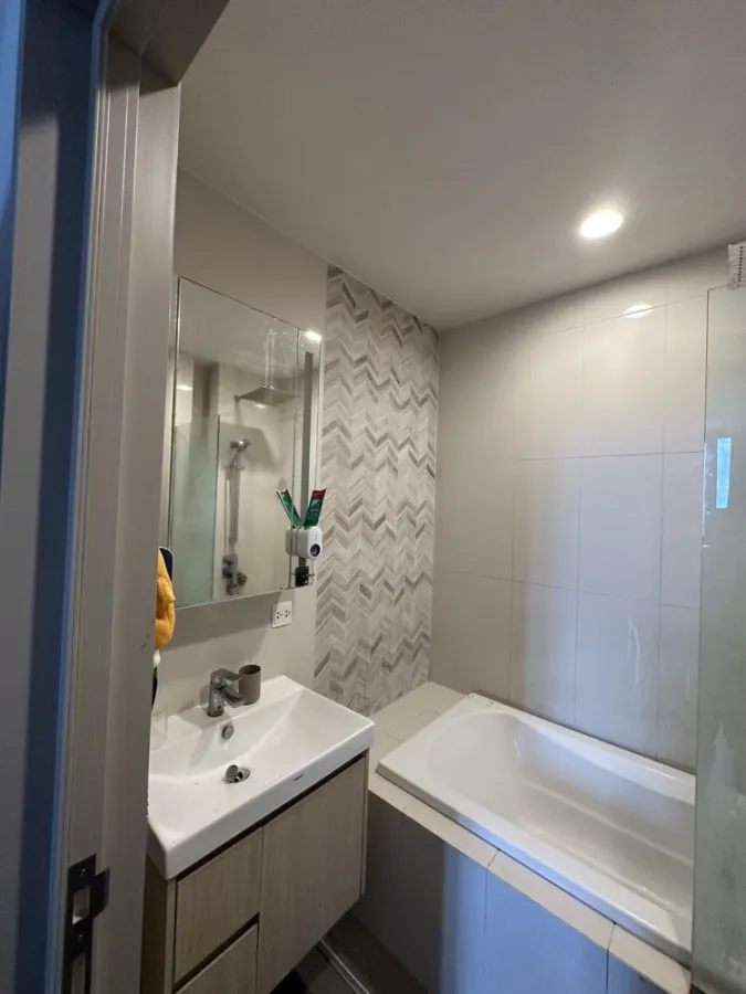 For sale, for rent, Oka House Sukhumvit 36, 17th floor, complete with furniture and electrical appliances. Hurry and reserve now.