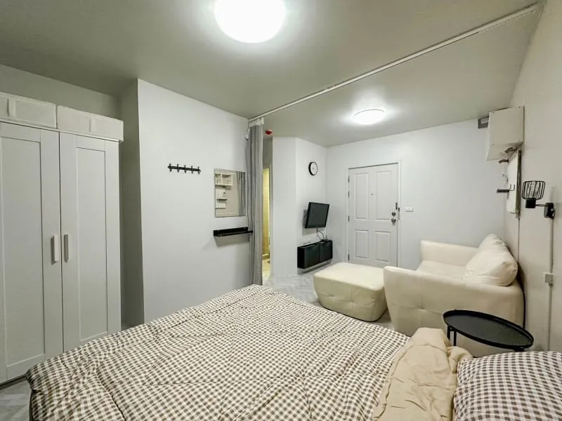 For rent, Plum Condo Ladprao 101, newly renovated room. Comes with a big sofa, you can sit and lie down. It's very comfortable. Book quickly.