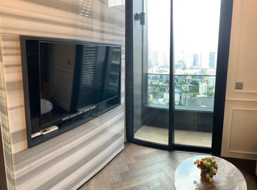 For sale rent The Esse Sukhumvit 36, a beautifully decorated room, well-built-in, complete in one place, just come with yourself and you can move in.