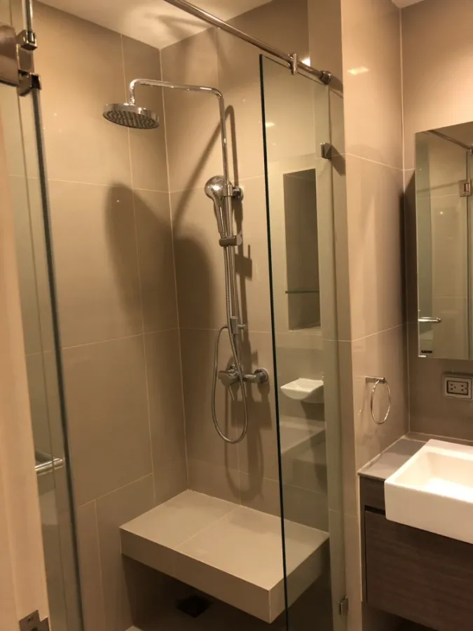 Condo for sale or rent: Quinn Ratchada 17, good high floor. Fully furnished and electrical appliances. Urgent.