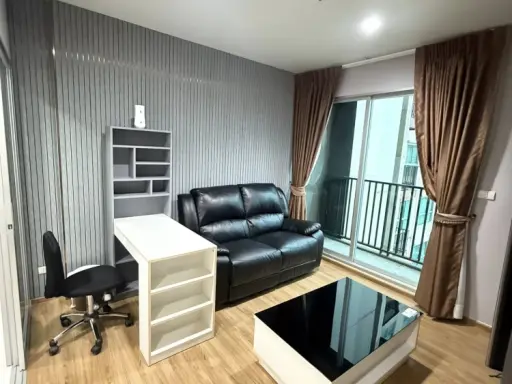 For sale: Fuse Chan-Sathorn, a very high floor unit with well-proportioned rooms. Reserve now, don't delay!