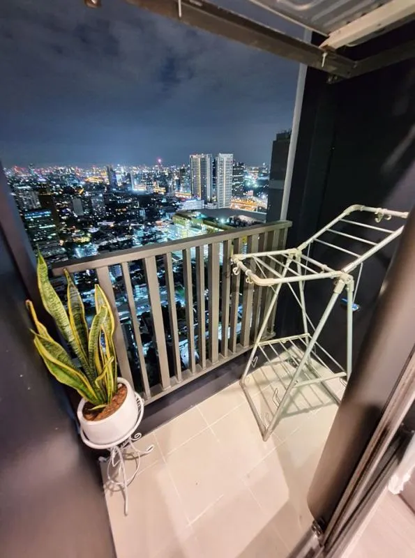 The panoramic view on the 42nd floor is super beautiful at night. This room is ready for you to lie down in Life Ladprao, a very happy condo!!