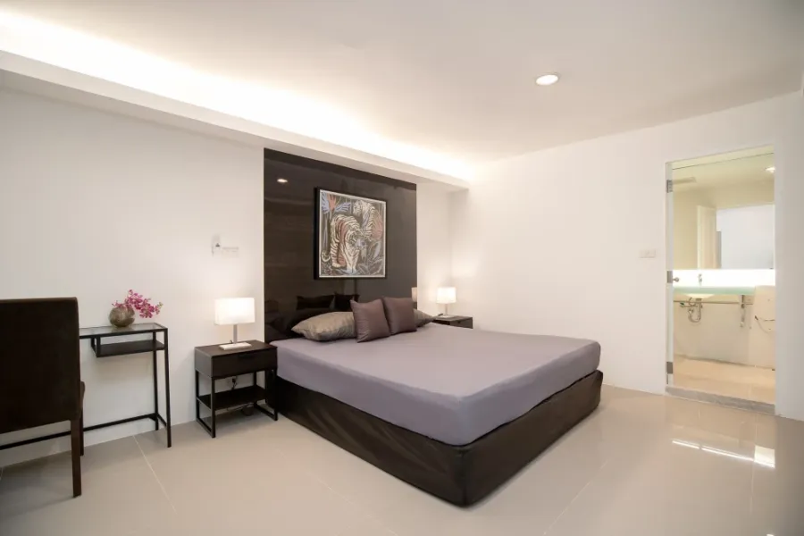 For rent or sale: The Waterford Diamond Sukhumvit 30/1, very high floor, city view, spacious area, hurry and reserve now.