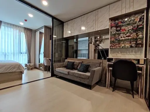 Selling Knightsbridge Phaholyothin-Interchange condo unit. Beautifully decorated with high-quality built-in furniture and pool view. Book now!