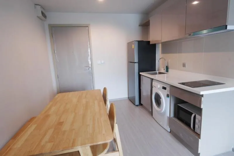 For rent Life Ladprao 2 bedrooms 2 bathrooms with everything this price like this Don't let it miss it, rent it.