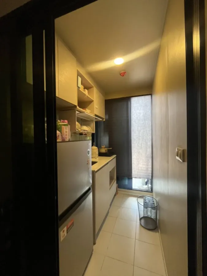 Condo for sale Chewathai Hallmark Lat Phrao-Chokchai 4, rooms separated into proportions. Big sofa, comfortable to sit on. Reserve now.