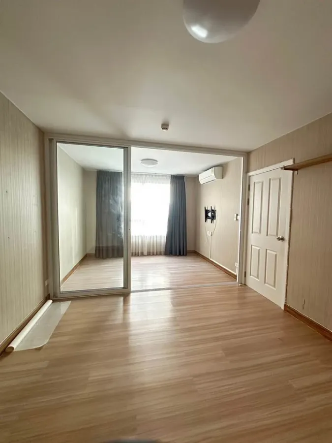 Selling Plum Condo Paholyothin 89. Unfurnished unit, perfect for those who love decorating. Don't miss this rare price, book now!