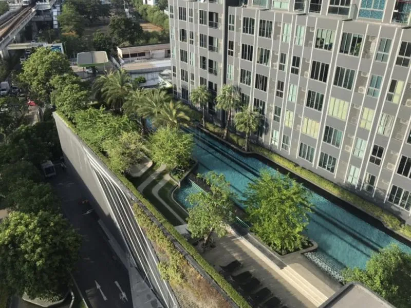 Urgent for rent !!! Ideo Mobi Sukhumvit Eastgate Condo, the edge room, pool view, convenient transportation, don't miss !!!