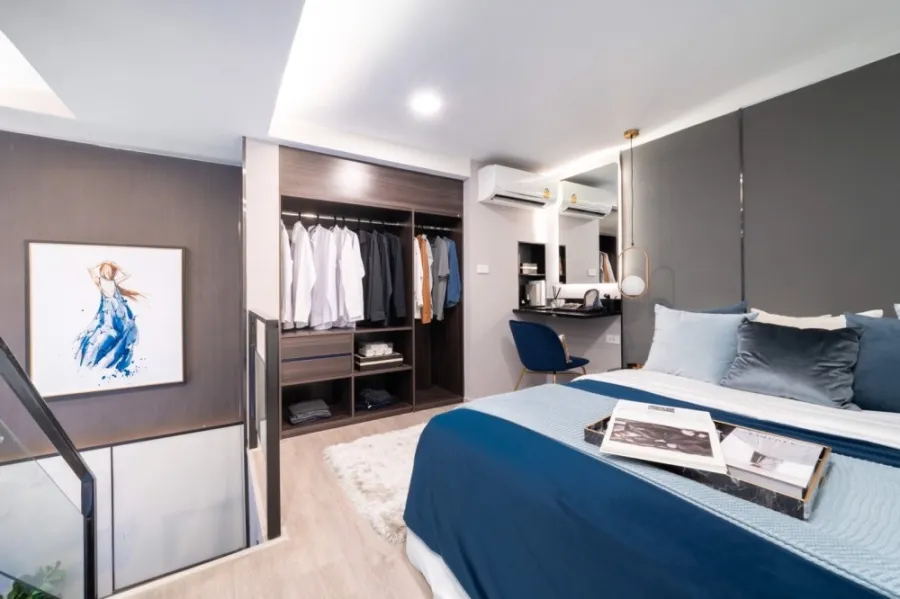 Down payment for sale, The Origin Plug and Play, Ramindra, city view, high ceilings, airy and comfortable. If interested, reserve now. ​