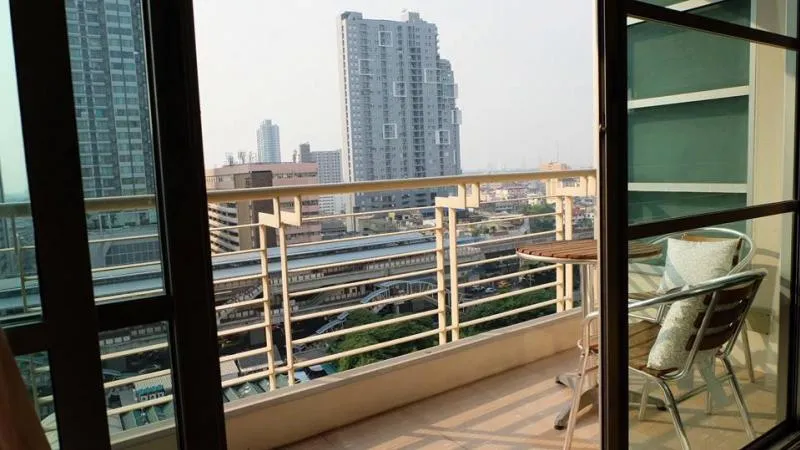 For rent Baan Klang Krung Siam-Pathumwan decorated in modern style. More usable space than usual, great value
