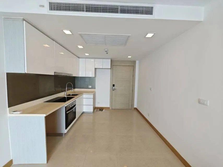 For sale: The Palm Wongamat Beach Pattaya. The room is on a very high floor (41st floor). You can get a full sea view. Very beautiful. Move in now. Do