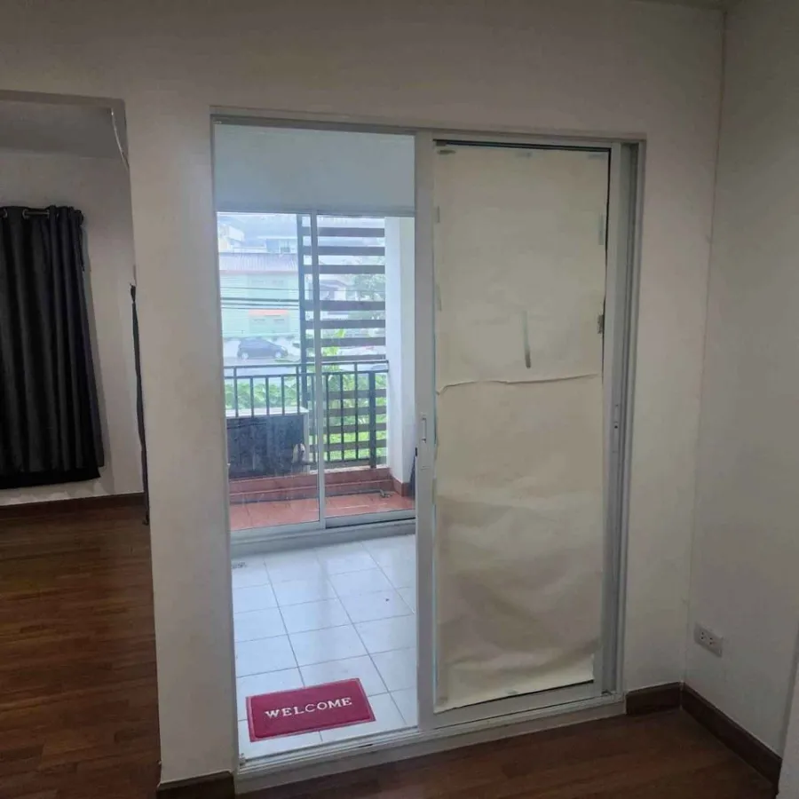 For sale: Regent Home 25 Tiwanon, open room with bed and large wardrobe. Complete with a complete set of furniture, must be arranged now.