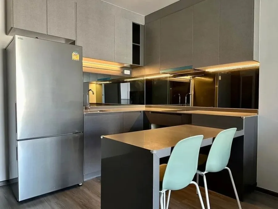 For rent: Ideo Chula Samyan, corner unit, less crowded, spacious living area, fully furnished. Don't miss out!