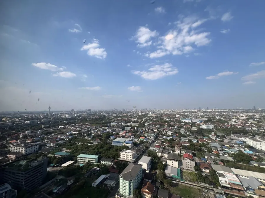 Selling The Origin Sukhumvit - Praksa. The unit is on the 29th floor, very high up, so it's not hot and much cooler than the other side. Book now!