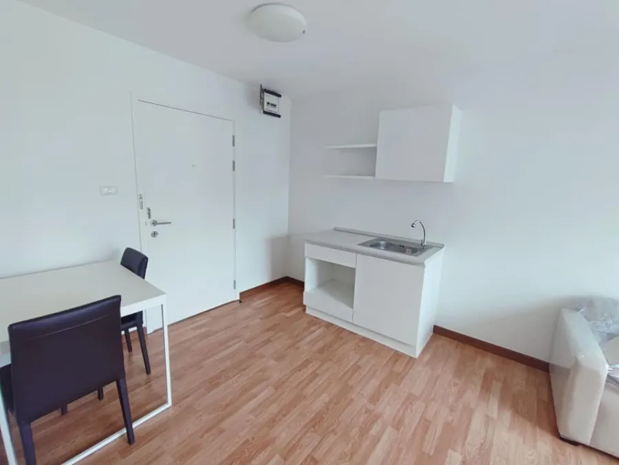 For rent: The Trust Ngamwongwan, large room, 31st floor, balcony facing north, very good price, reserve now.