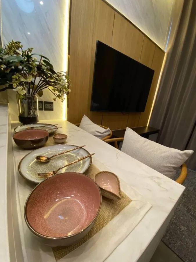 For rent, The Esse at Sigha Complex, very beautiful room, very livable, great built-ins, can't make a reservation like this.