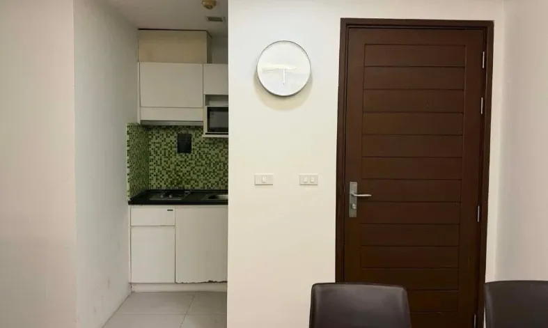 For rent: Thru Thonglor, 18th floor, corner unit, fully furnished, ready to move in. Book now! (Quickly!)