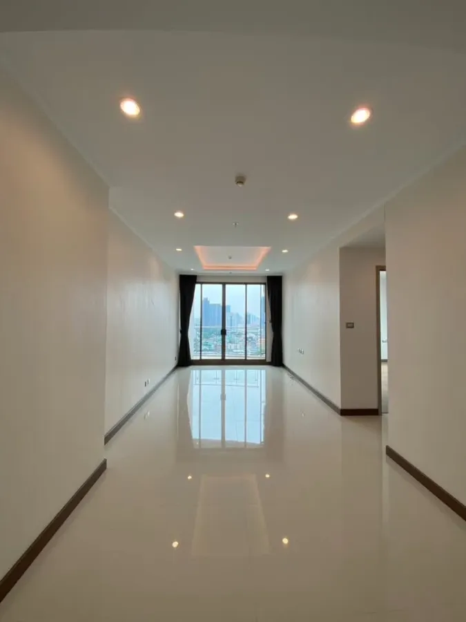 For rent Supalai Oriental Sukhumvit 39, empty room with kitchen, lots of usable space, definitely comfortable, hurry and book now.