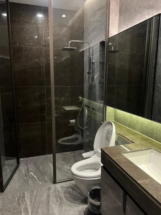 For sale rent The Esse Sukhumvit 36, a beautifully decorated room, well-built-in, complete in one place, just come with yourself and you can move in.