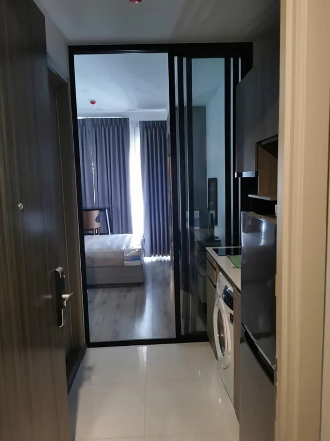Urgent sale or rent, Knightsbridge Prime On Nut Condo, studio room, 18th floor, city view, built-in furniture, buy now.