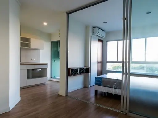 Condo for sale, Lumpini Ville Phatthanakan-New Petchburi. Pool view room is the best. Good location. Don't miss it.