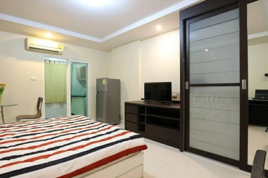 ปล่อยเช่า Happy Condo รัชดา18 ชั้นสูงกำลังดี ตกแต่งครบ ตู้เสื้อผ้าใหญ่ ใส่ของจุใจสุดๆ รีบจองเลยจ้า