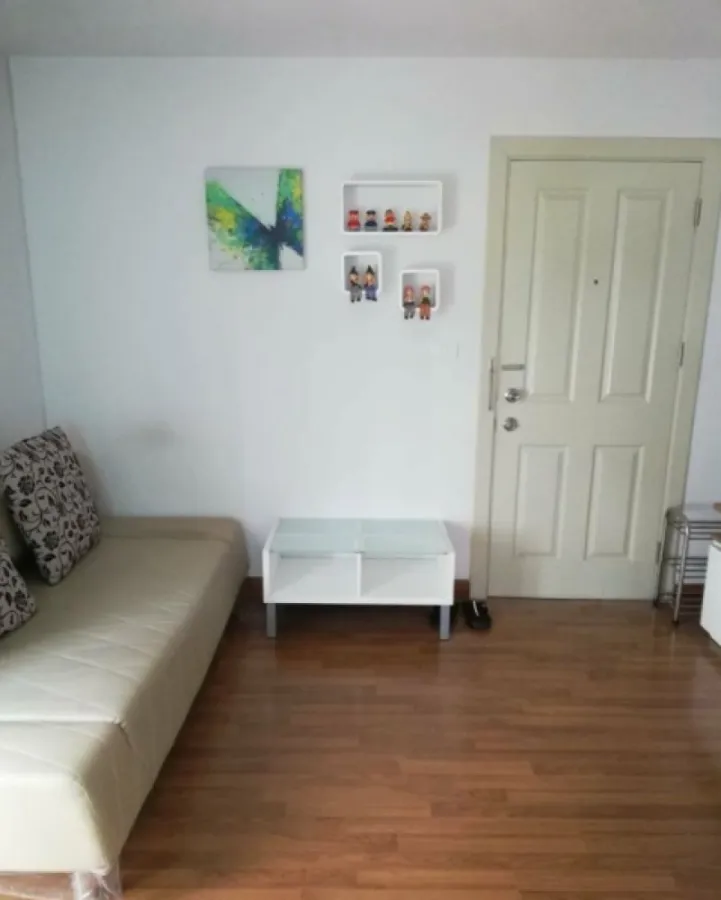 Regent Home 25 Tiwanon for rent, spacious room, full set of furniture, good price. If interested, hurry to move the room quickly.