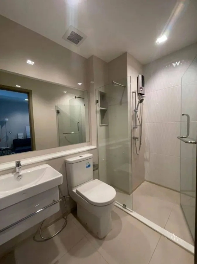 For rent Life Asoke-Rama 9, the room is very spacious, plus the new interior, fully furnished, you can carry your bag and move in.